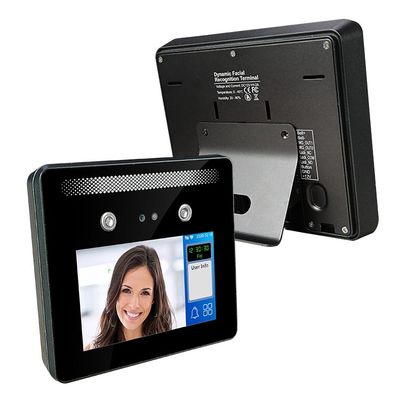 O cartão TCP do leitor RFID do QR Code enfrenta a leitura da máquina biométrica