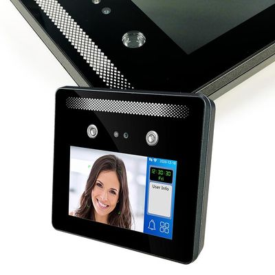 O cartão TCP do leitor RFID do QR Code enfrenta a leitura da máquina biométrica