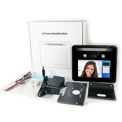 O cartão TCP do leitor RFID do QR Code enfrenta a leitura da máquina biométrica